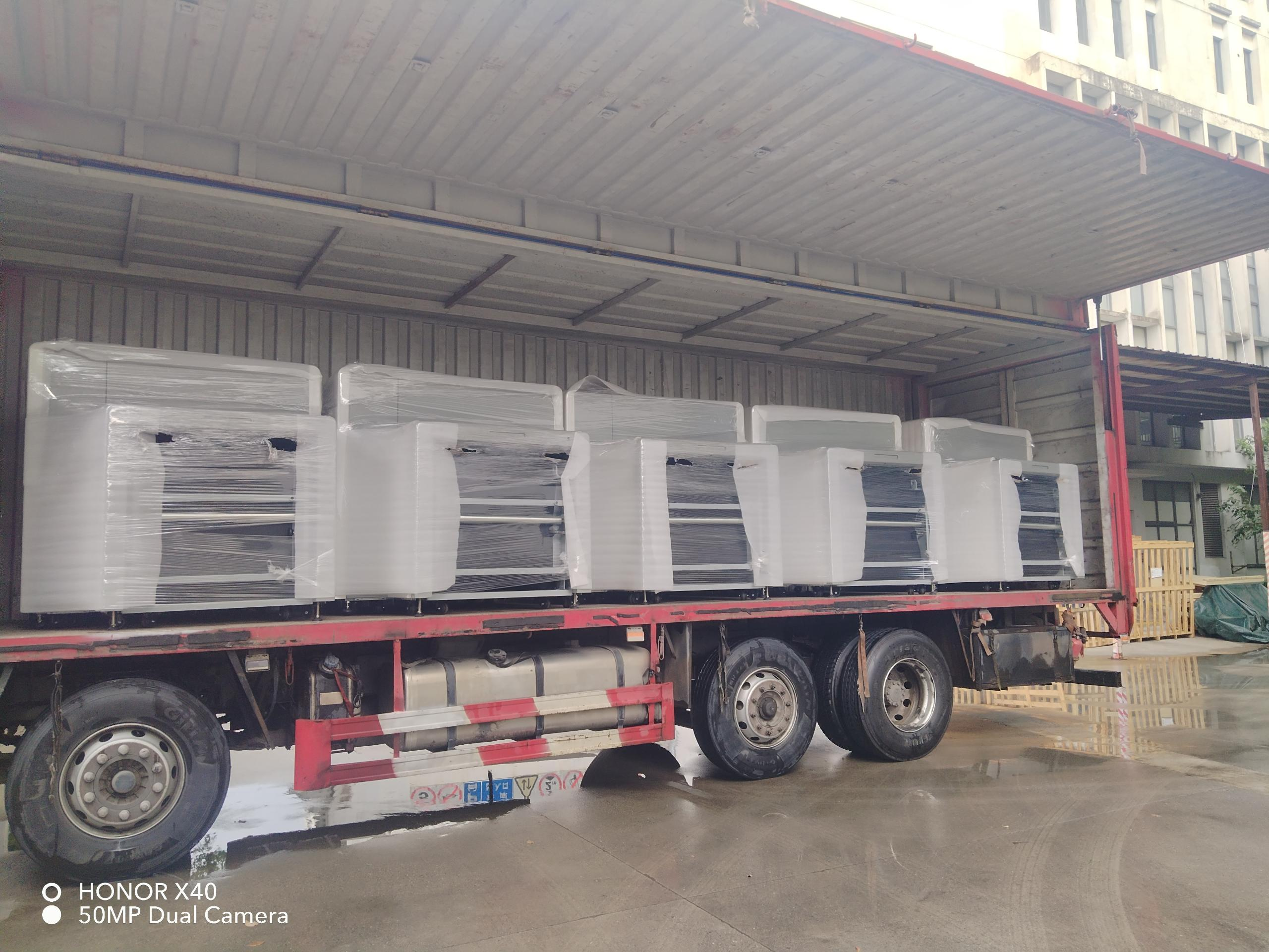 보안 검사 장비가 층간에 파견되고 있습니다