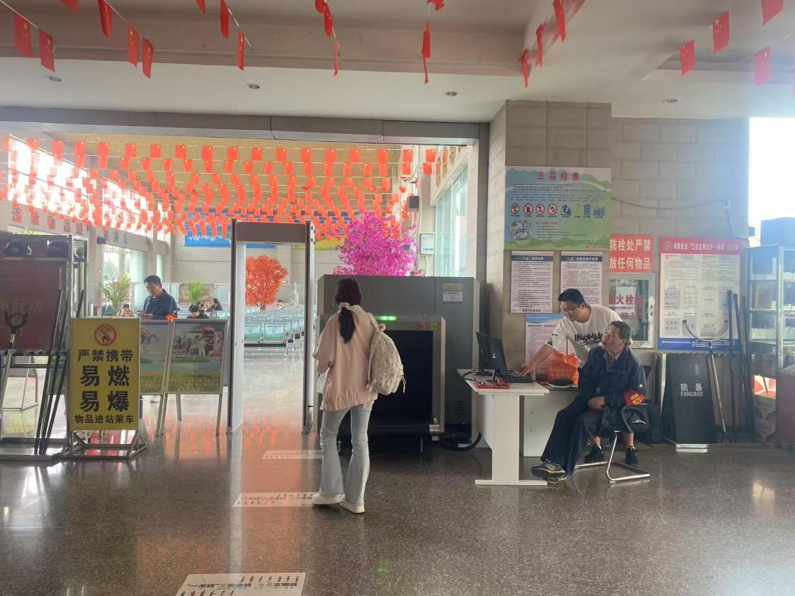 5 월 휴일 동안, 번잡함은 결코 멈추지 않으며, 여러 곳에서의 선적은 절대 중단하지 않습니다.